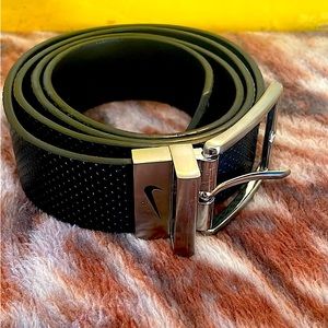 Affordable black Nike belt fashionable crafted with leather and metal.